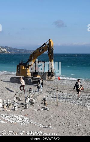 © Francois Glories/MAXPPP - 18/03/2024 il Robinson Cruosé, artista senza tetto Dahmane Zitouni si adatta al flusso delle tempeste o rinnova il suo studio all'aperto su una delle spiagge pubbliche della Promenade des Anglais, affacciato sulla Baie des Anges. Bella Francia. Crediti: MAXPPP/Alamy Live News Foto Stock