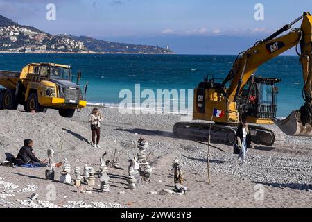 © Francois Glories/MAXPPP - 18/03/2024 il Robinson Cruosé, artista senza tetto Dahmane Zitouni si adatta al flusso delle tempeste o rinnova il suo studio all'aperto su una delle spiagge pubbliche della Promenade des Anglais, affacciato sulla Baie des Anges. Bella Francia. Crediti: MAXPPP/Alamy Live News Foto Stock