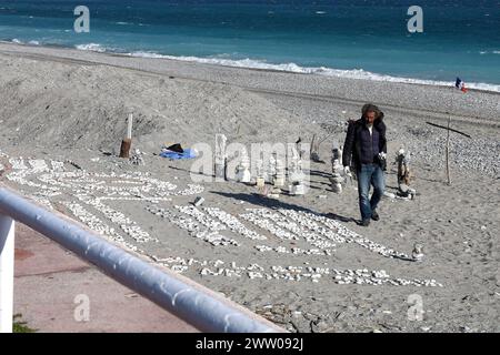 © Francois Glories/MAXPPP - 18/03/2024 il Robinson Cruosé, artista senza tetto Dahmane Zitouni si adatta al flusso delle tempeste o rinnova il suo studio all'aperto su una delle spiagge pubbliche della Promenade des Anglais, affacciato sulla Baie des Anges. Bella Francia. Crediti: MAXPPP/Alamy Live News Foto Stock