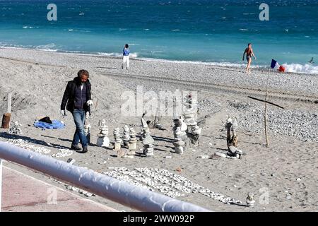 © Francois Glories/MAXPPP - 18/03/2024 il Robinson Cruosé, artista senza tetto Dahmane Zitouni si adatta al flusso delle tempeste o rinnova il suo studio all'aperto su una delle spiagge pubbliche della Promenade des Anglais, affacciato sulla Baie des Anges. Bella Francia. Crediti: MAXPPP/Alamy Live News Foto Stock