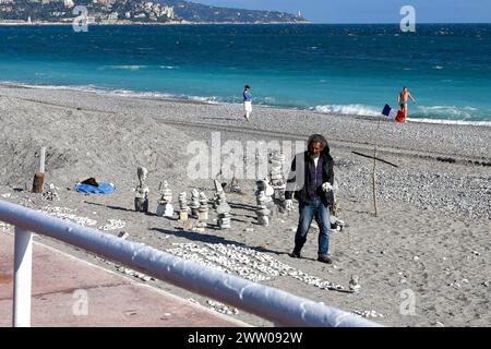 © Francois Glories/MAXPPP - 18/03/2024 il Robinson Cruosé, artista senza tetto Dahmane Zitouni si adatta al flusso delle tempeste o rinnova il suo studio all'aperto su una delle spiagge pubbliche della Promenade des Anglais, affacciato sulla Baie des Anges. Bella Francia. Crediti: MAXPPP/Alamy Live News Foto Stock