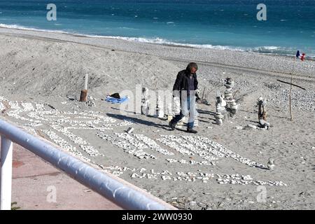 © Francois Glories/MAXPPP - 18/03/2024 il Robinson Cruosé, artista senza tetto Dahmane Zitouni si adatta al flusso delle tempeste o rinnova il suo studio all'aperto su una delle spiagge pubbliche della Promenade des Anglais, affacciato sulla Baie des Anges. Bella Francia. Crediti: MAXPPP/Alamy Live News Foto Stock