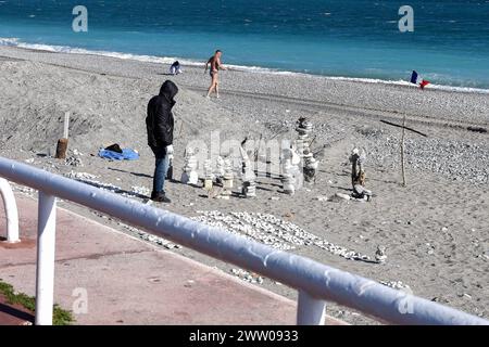 © Francois Glories/MAXPPP - 18/03/2024 il Robinson Cruosé, artista senza tetto Dahmane Zitouni si adatta al flusso delle tempeste o rinnova il suo studio all'aperto su una delle spiagge pubbliche della Promenade des Anglais, affacciato sulla Baie des Anges. Bella Francia. Crediti: MAXPPP/Alamy Live News Foto Stock