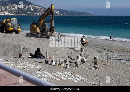 © Francois Glories/MAXPPP - 18/03/2024 il Robinson Cruosé, artista senza tetto Dahmane Zitouni si adatta al flusso delle tempeste o rinnova il suo studio all'aperto su una delle spiagge pubbliche della Promenade des Anglais, affacciato sulla Baie des Anges. Bella Francia. Crediti: MAXPPP/Alamy Live News Foto Stock