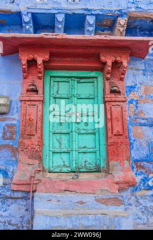 Porta colorata scolpita in legno nella città vecchia blu di Jodhpur, Rajasthan, India Foto Stock