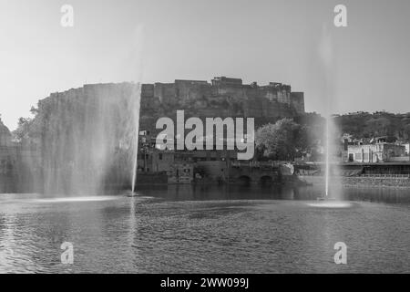 Vista del lago Gulab Sagar con la fontana, sullo sfondo il forte Mehrangarh da Jodhpur, Rajasthan, India Foto Stock