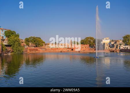 Vista del lago Gulab Sagar con la fontana di Jodhpur, Rajasthan, India Foto Stock