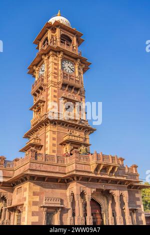 Famosa Torre dell'orologio vittoriano nella vecchia città blu di Jodhpur nel Rajasthan, India Foto Stock