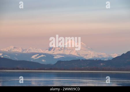 Coprineve Mt Baker al tramonto in una vigilia invernale da English Boom a Camano Island WA USA Foto Stock