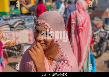 Jodhpur, India - 19 dicembre. 2023: Una donna con un velo rosa nel mercato di strada di Jodhpur nel Rajasthan Foto Stock