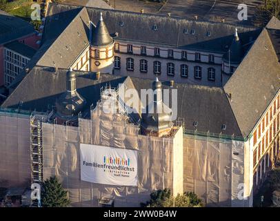 Luftbild, Baustelle Renovierung Rathaus Hamm mit Plakat Familienfreundlichst an der verhüllten Fassade, Mitte, Hamm, Ruhrgebiet, Nordrhein-Westfalen, Deutschland ACHTUNGxMINDESTHONORARx60xEURO *** Vista aerea, ristrutturazione cantiere municipale Hamm con poster adatto alle famiglie sulla facciata coperta, centro, Hamm, zona della Ruhr, Renania settentrionale-Vestfalia, Germania ACHTUNGxMINDESTHONORARx60xEURO Foto Stock