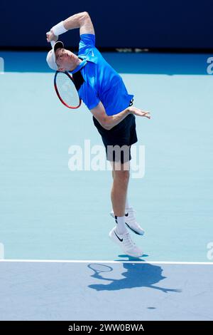 Miami Gardens, Florida, Stati Uniti. 20 marzo 2024. Denis Shapovalov (Canada) serve contro Luciano Darderi (Italia) durante il primo turno di singolare del menÃs al torneo di tennis Miami Open. Shapovalov ha vinto l'incontro 3-6, 7-6, 6-4. (Credit Image: © Richard Dole/ZUMA Press Wire) SOLO PER USO EDITORIALE! Non per USO commerciale! Foto Stock