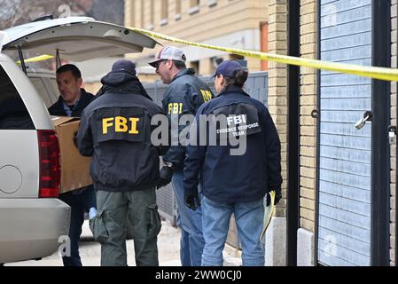 Gli agenti dell'FBI si riuniscono sulla scena del crimine in un magazzino per raccogliere prove dopo un doppio omicidio a Mount Vernon. La mattina di martedì 19 marzo 2024, un tentativo di rapina e sparatoria ebbe luogo al 137 South 5th Avenue nella città di Mount Vernon, New York. Una persona è morta sulla scena, e un'altra è morta in un ospedale locale. La polizia locale, la polizia di New York e l'FBI stanno cercando l'uomo armato. I nastri della polizia stanno cordonando fuori dalla scena mentre l'indagine continua per tutta la mattina di mercoledì, per consentire all'FBI di raccogliere le prove senza impedimenti Foto Stock