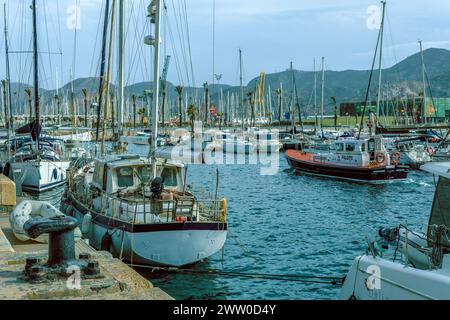 Con una posizione geografica privilegiata, lo Yacht Port Cartagena è un porto turistico con la storia più antica del Mediterraneo. Regione di Murcia, Spagna, Europa. Foto Stock