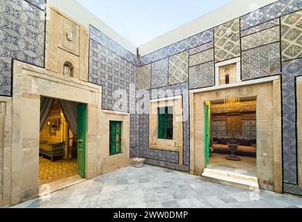 Camere al di fuori del cortile centrale nel Museo Dar ESSID, una casa di mercanti del XVIII secolo a Sousse, Tunisia. Foto Stock