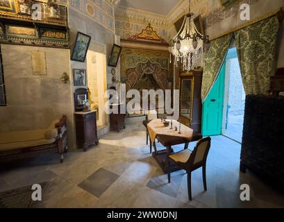 Una camera da letto e mostre nel Museo Dar ESSID, una casa di mercanti del XVIII secolo a Sousse, Tunisia. Foto Stock