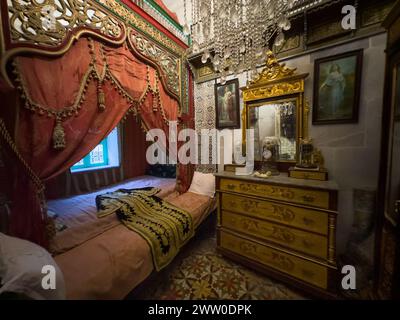 Una camera da letto e mostre nel Museo Dar ESSID, una casa di mercanti del XVIII secolo a Sousse, Tunisia. Foto Stock