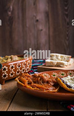 Sopes di chicharron in salsa verde e salsa rossa. Cibo messicano. Foto Stock