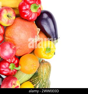 Frutta e verdura isolate su sfondo bianco. Cibo sano. Spazio libero per il testo. Foto Stock