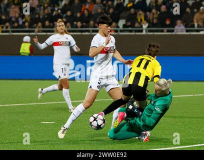 GOTHENBURG, Svezia. , . Clarissa Larisey di Häcken cerca di segnare ma viene fermata da Elisa De Almeida e dalla portiere Katarzyna Kiedrzynek del PSG durante i primi quarti di finale della UEFA Women's Champions League tra Häcken e Paris Saint-Germain all'Hisingen Arena, Gothenburg, Svezia, 20 marzo 2024. Foto: Adam Ihse/TT/Kod 9200 crediti: TT News Agency/Alamy Live News Foto Stock