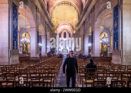 I visitatori esplorano tranquillamente la grande navata della chiesa di Saint-Nicolas-du-Chardonnet. Foto Stock