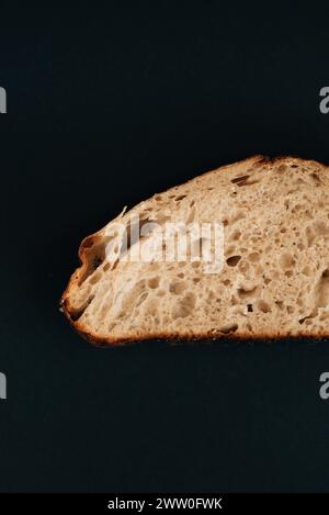 una fetta di pane su sfondo nero. Foto di alta qualità Foto Stock