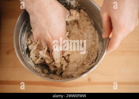 panettiere maschile che impastano l'impasto del pane. Foto di alta qualità Foto Stock