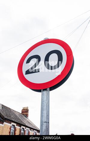 Galles, segnale di avvertimento velocità obbligatoria 20 MPH: Phillip Roberts Foto Stock
