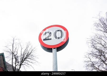 Galles, segnale di avvertimento velocità obbligatoria 20 MPH: Phillip Roberts Foto Stock