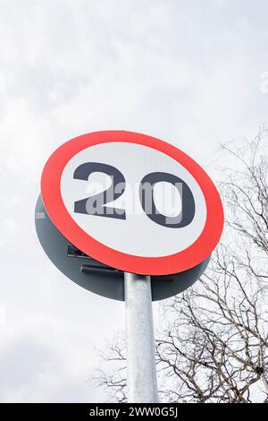 Galles, segnale di avvertimento velocità obbligatoria 20 MPH: Phillip Roberts Foto Stock