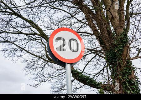 Galles, segnale di avvertimento velocità obbligatoria 20 MPH: Phillip Roberts Foto Stock