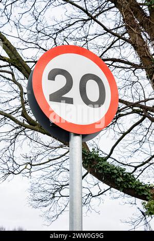 Galles, segnale di avvertimento velocità obbligatoria 20 MPH: Phillip Roberts Foto Stock