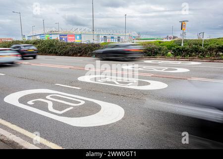 Galles, segnale di avvertimento velocità obbligatoria 20 MPH: Phillip Roberts Foto Stock
