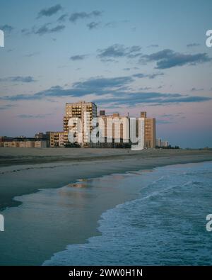 Vista della spiaggia al crepuscolo di far Rockaway, Queens, New York Foto Stock