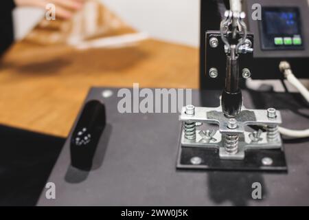 Processo di stampa dell'immagine su abiti, stampa a caldo su t-shirt e felpa con cappuccio in officina di tessuti, maglietta serigrafica, texti Foto Stock