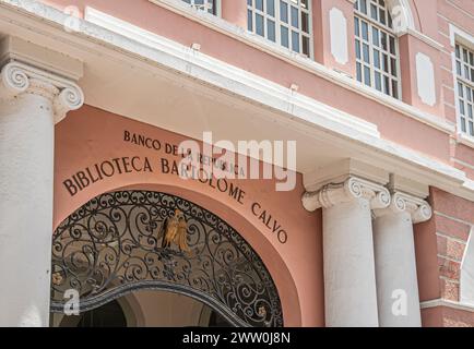 Cartagena, Colombia - 25 luglio 2023: Calle de la Inquisicion, ingresso monumentale con decorazione in ferro battuto al Banco de la Republica, storico Foto Stock