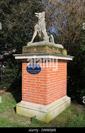 Statua dei cani di Alcibiade su base in mattoni, Bow Heritage Trail, ingresso al Bonner Bridge a Victoria Park, Londra. Presentato al parco da Lady Regnart. Foto Stock