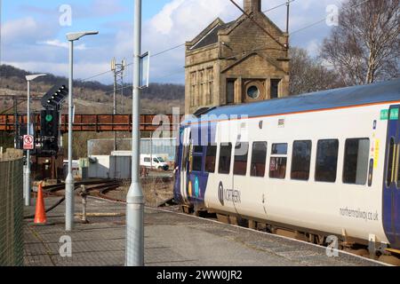 Southern Express Sprinter dmu 158906 in partenza dalla stazione di Carnforth passando il segnale di piuma alla fine del binario con il servizio passeggeri per Leeds 20 marzo 2024. Foto Stock