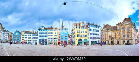 ZURIGO, SVIZZERA - 3 APRILE 2022: Panorama dell'insieme della casa medievale sulla piazza Munsterhof, il 3 aprile a Zurigo, Svizzera Foto Stock