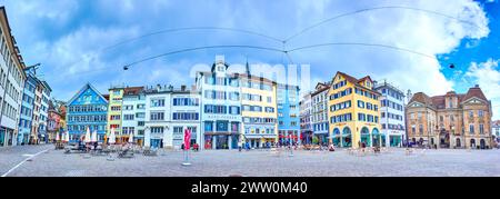 ZURIGO, SVIZZERA - 3 APRILE 2022: Panorama dell'insieme della casa medievale sulla piazza Munsterhof, il 3 aprile a Zurigo, Svizzera Foto Stock