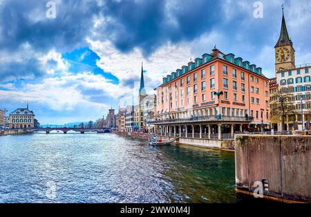 ZURIGO, SVIZZERA - 3 APRILE 2022: Grande complesso di case lungo il fiume con il vecchio Hotel Storchen, il 3 aprile a Zurigo, Svizzera Foto Stock