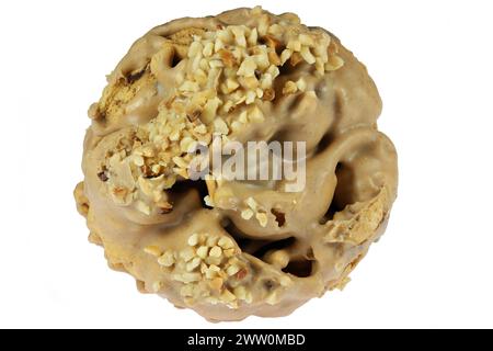 Rothenburger Schneeball (pasticceria da palla di neve dalla città tedesca di Rothenburg) con torrone ripieno isolato su sfondo bianco Foto Stock