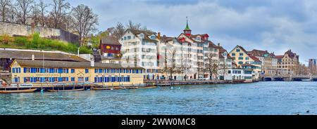 ZURIGO, SVIZZERA - 3 APRILE 2022: Le residenze sul lungofiume del quartiere Schipfe di Zurigo offrono un ambiente affascinante e pittoresco lungo Limmat Foto Stock