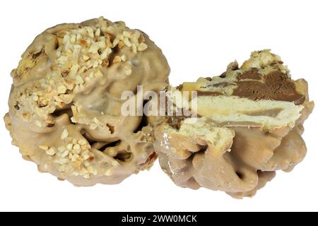 Rothenburger Schneeball (pasticceria da palla di neve dalla città tedesca di Rothenburg) con torrone ripieno isolato su sfondo bianco Foto Stock