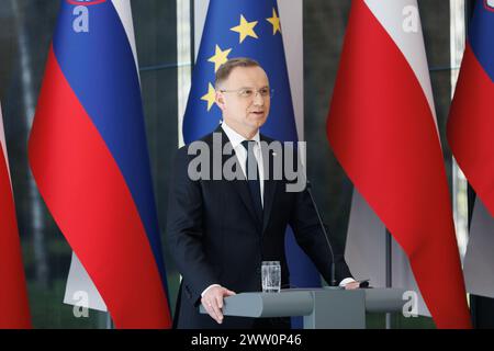 Kranj, Slovenia. 20 marzo 2024. il presidente polacco Andrzej Duda parla a una conferenza stampa dopo aver incontrato il presidente sloveno Nataša Pirc Musar nella tenuta di Brdo vicino a Kranj. Il Presidente della Polonia Andrzej Duda ha fatto una visita ufficiale di due giorni in Slovenia, incontrando i capi di Stato sloveni, partecipando alle finali di salto con gli sci della FIS a Planica e svelando una statua del poeta polacco Adam Mickiewicz a Kranj. Credito: SOPA Images Limited/Alamy Live News Foto Stock
