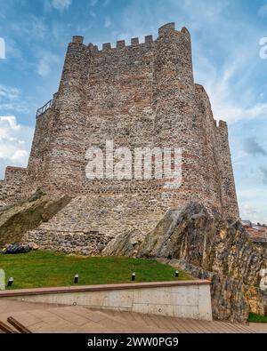 Scatto mattutino di Anadolu Hisari, o castello anatolico, una fortezza ottomana medievale del XIII secolo costruita dal sultano Bayezid i, sul lato anatolico del Bosforo nel distretto di Beykoz, Istanbul, Turchia Foto Stock