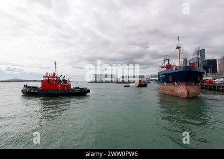 Due rimorchiatori aiutano la nave da carico Rangitata a scendere dal molo di Auckland. Foto Stock