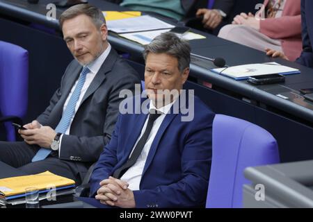 Christian Lindner, Bundesminister der Finanzen, Dr. Robert Habeck, Vizekanzler und Bundesminister für Wirtschaft und Klimaschutz, Deutschland, Berlino, Reichstag, Regierungserklärung zum Europäischen Rat *** Christian Lindner, Ministro federale delle finanze, Dr Robert Habeck, Vice-Cancelliere e Ministro federale dell'economia e della protezione del clima, Germania, Berlino, Reichstag, dichiarazione del governo sul Consiglio europeo Foto Stock