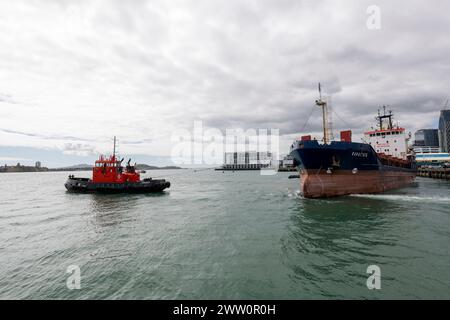 Due rimorchiatori aiutano la nave da carico Rangitata a scendere dal molo di Auckland. Foto Stock