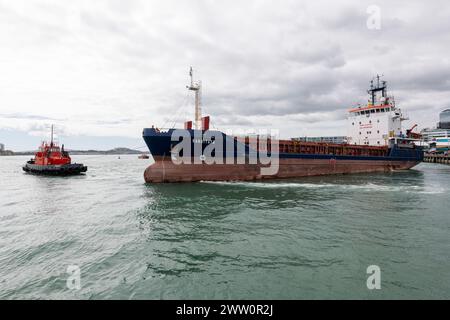 Due rimorchiatori aiutano la nave da carico Rangitata a scendere dal molo di Auckland. Foto Stock